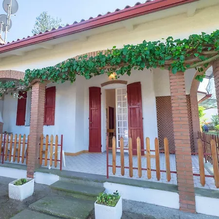 Dom wakacyjny Attractive Holiday In Lido Di Volano With Beach Nearby